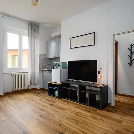 Insubria 8-3dx - Monolocale Cool Apartment